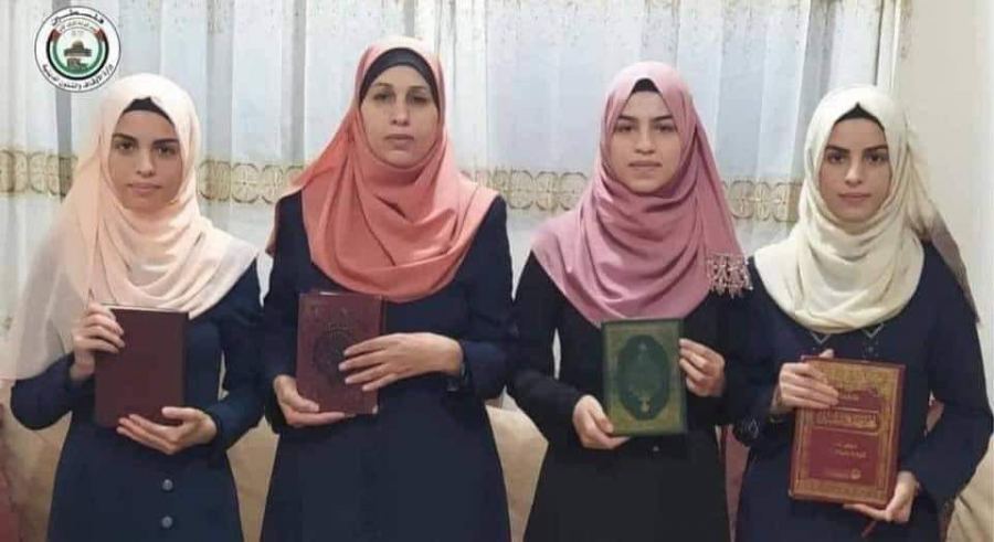 ثلاث فتيات شقيقات اتممن حفظ كتاب الله